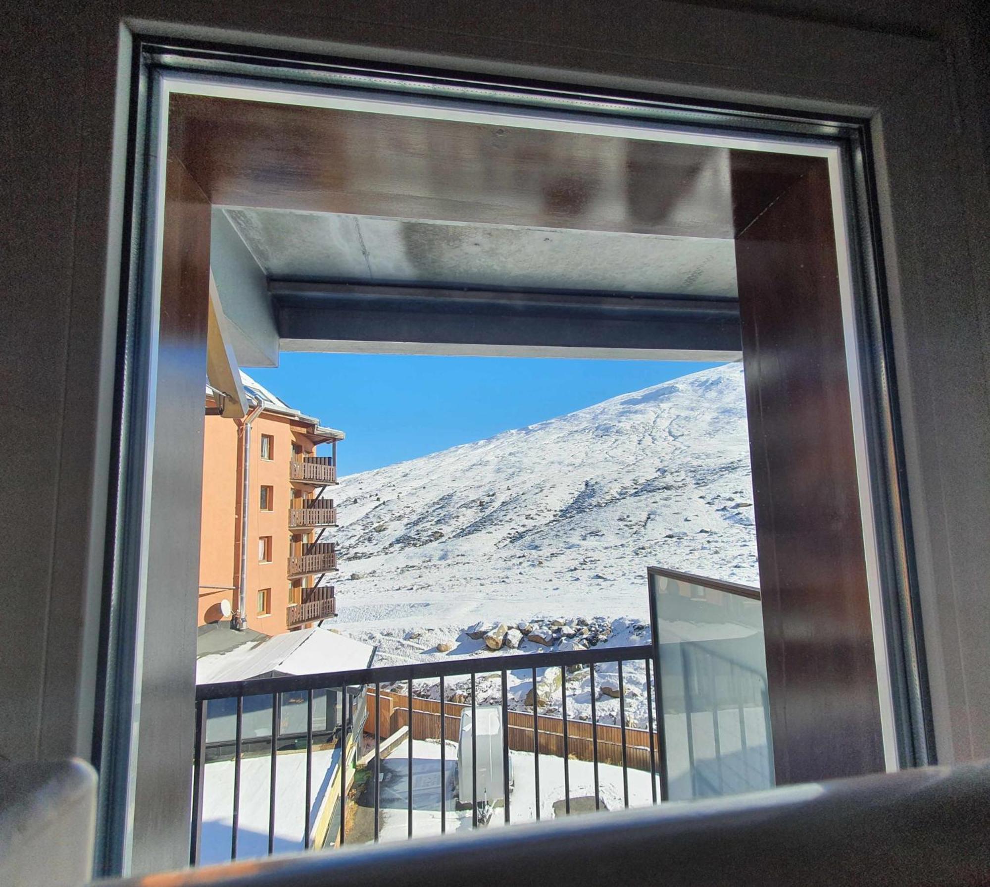 Pasdelacasalovers Joya frente a montañas nevadas Pas De La Casa Exterior foto